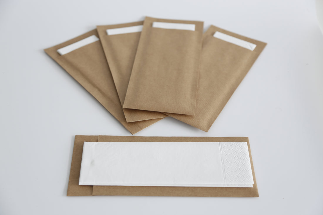Bestecktaschen mit Serviette – grün, 330 × 330 mm, 2-lagig, 1/8-Falz